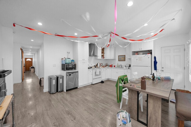 Building Photo - 570 N Cambridge St