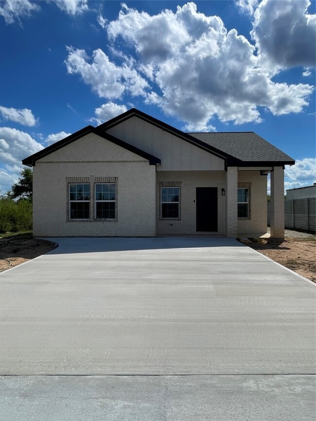 Photo - 1610 Rd 5729