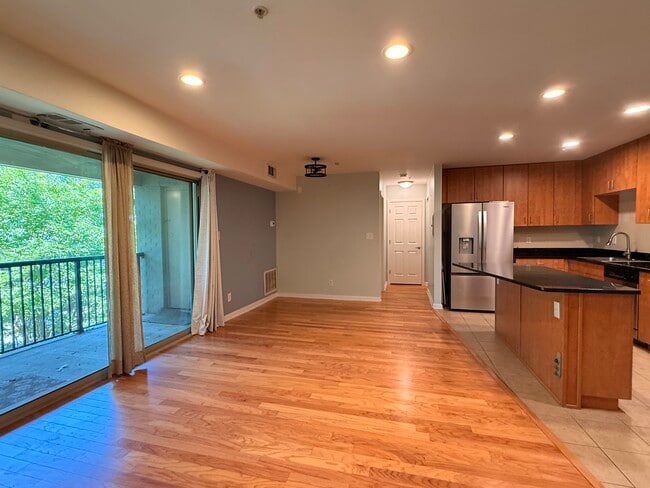 Building Photo - 1117 Primrose Ct Unit 301