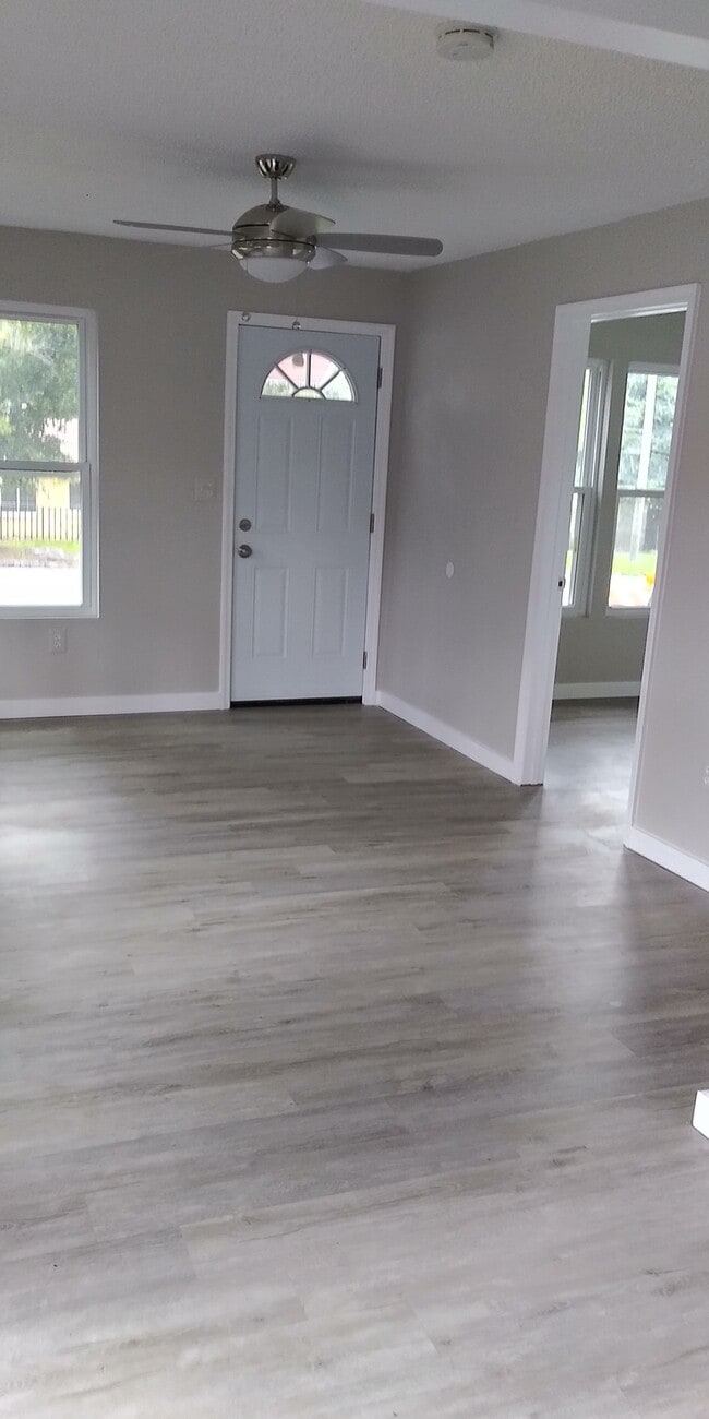 Photo - 705 E Hanlon St
