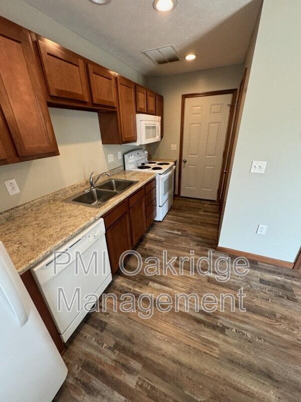 Photo - 729 Meadow Glen Ave