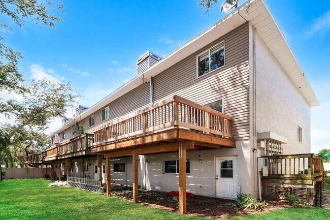 Building Photo - Tropical Dunedin Rental