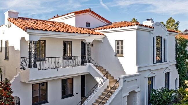 Photo - 145-147 N Clark Dr