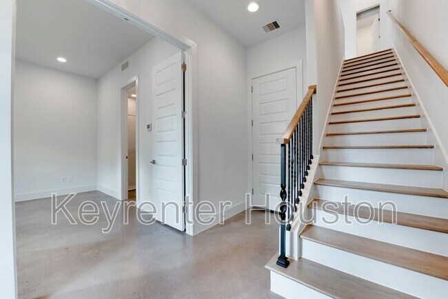 Photo - 2928 Lamar St