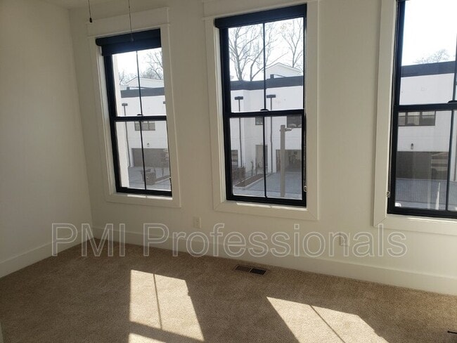 Photo - 207 McAuliffe St