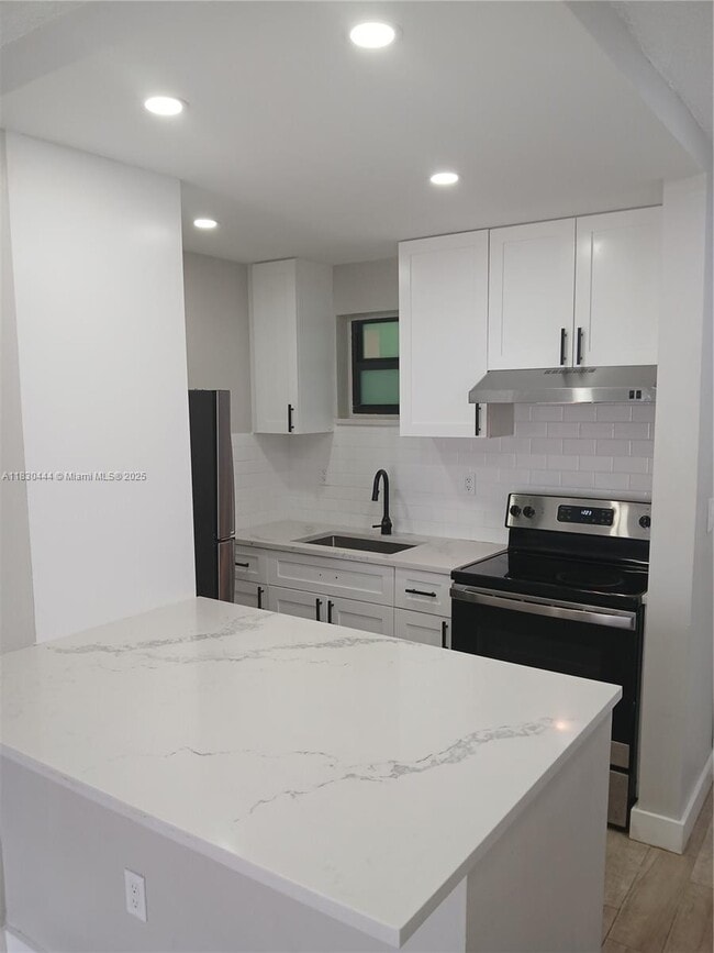 Building Photo - 1530 SW 2nd St Unit 307 Rental