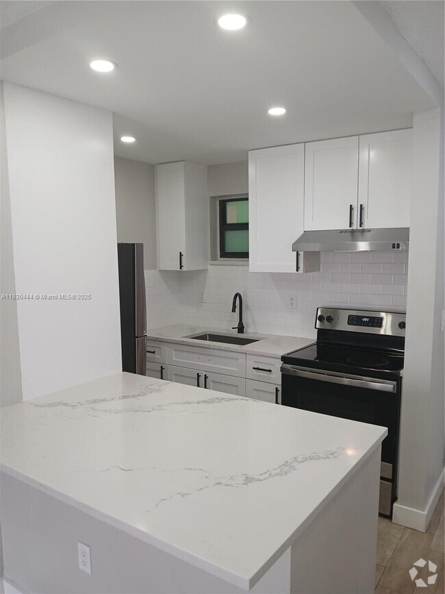 Building Photo - 1530 SW 2nd St Unit 307 Rental