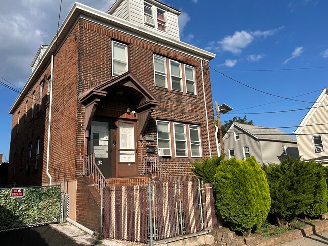 Building Photo - 580 Gregory Ave Unit 2 Rental
