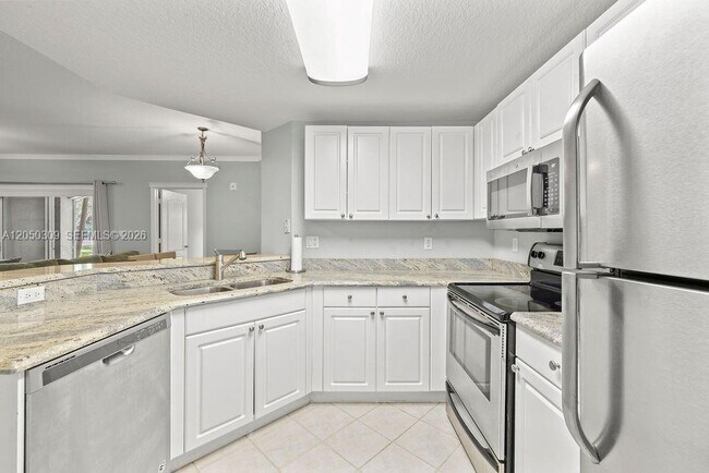 5060 Fairways Cir Unidad F101