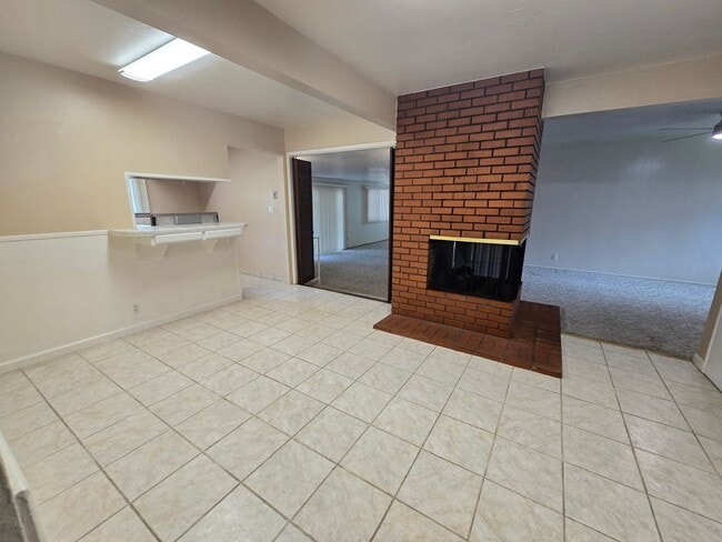 Photo - **** MOVE IN SPECIAL- 1/2 OFF FIRST MONTH ...