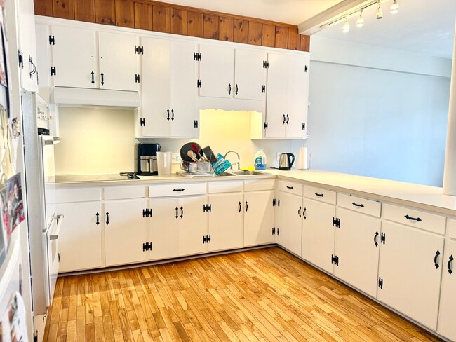 Building Photo - 366 Main St Unit 366 Main St  #3