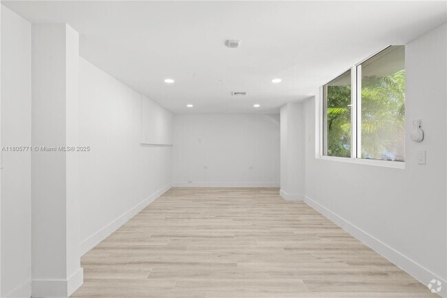 Building Photo - 600 NE 27th St Unit 103 Rental