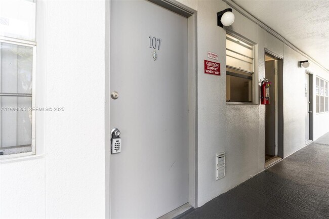 Photo - 400 SW 134th Way Unidad 107F