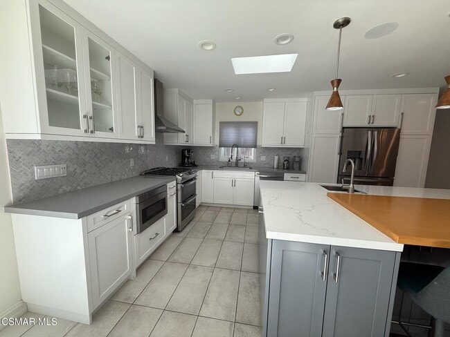 Photo - 23400 Collins St