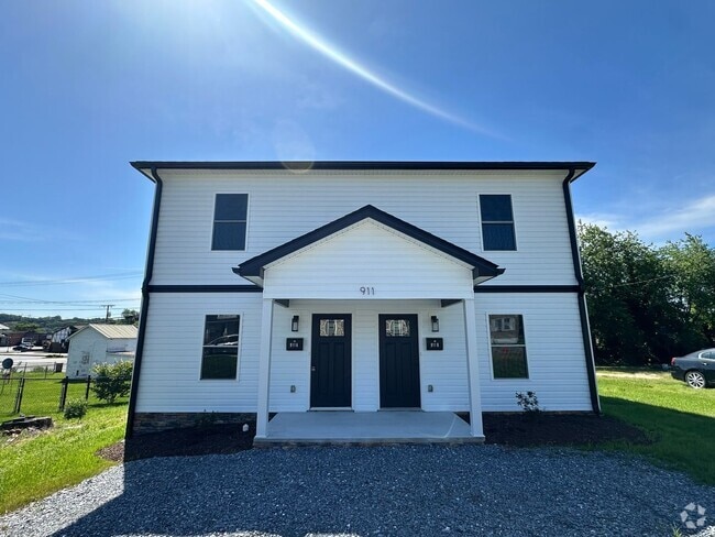 Building Photo - New Townhouse In Altavista!