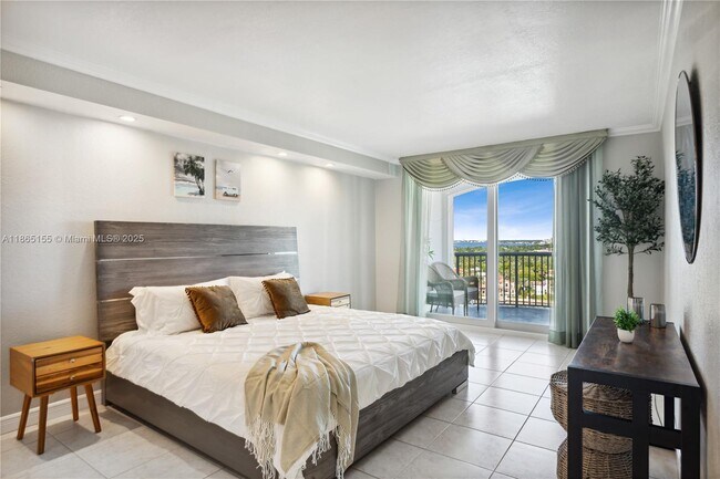 Building Photo - 5401 Collins Ave Unit 1020 Rental