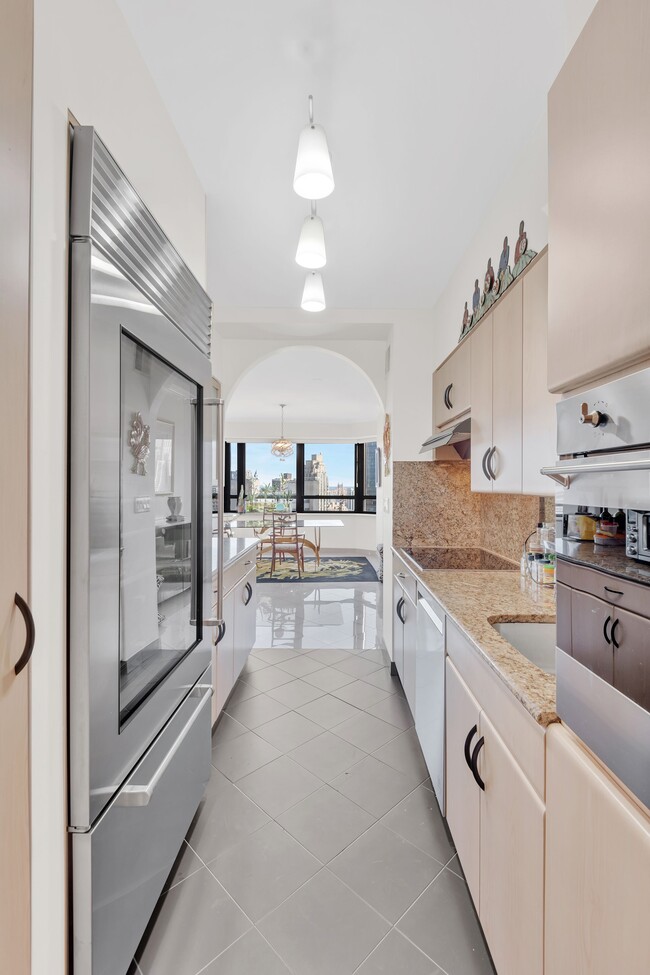 Photo - 240 E 47th St