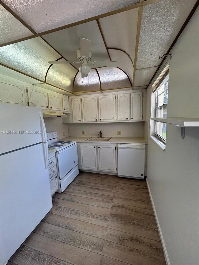 Building Photo - 564 Mansfield M Unit 564