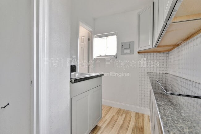 Building Photo - 825 Truman St