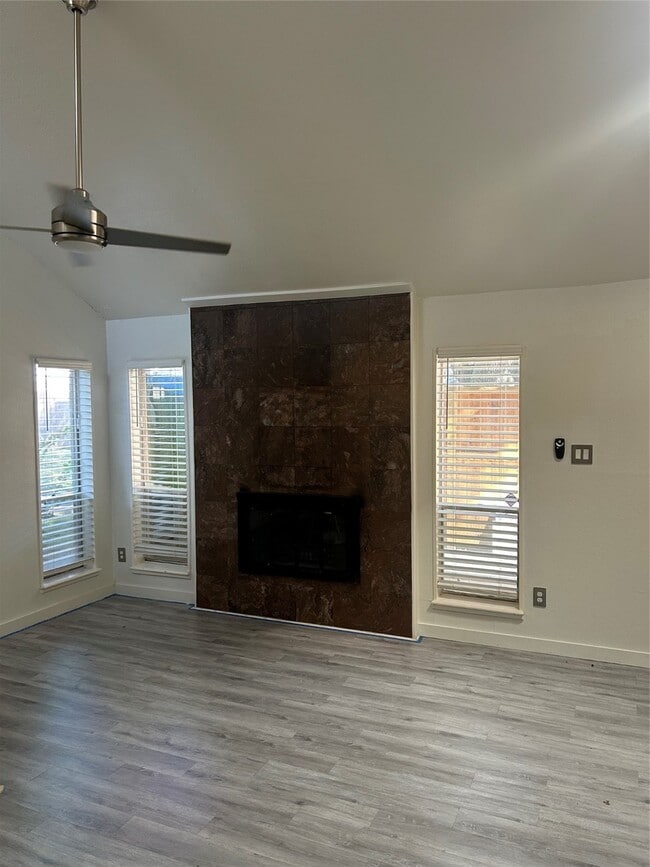 Building Photo - 13925 Hollowgreen Dr