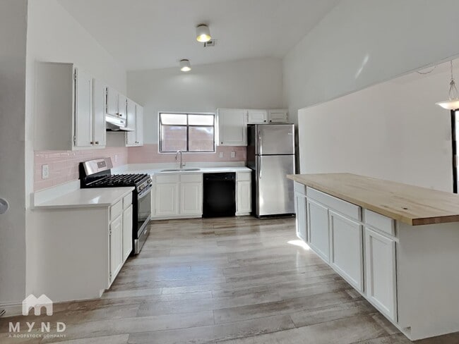 Photo - 370 S Pemberton Ave