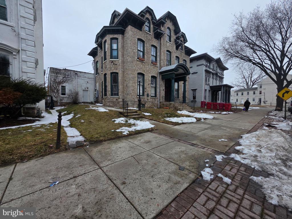 Photo - 907 DeKalb St