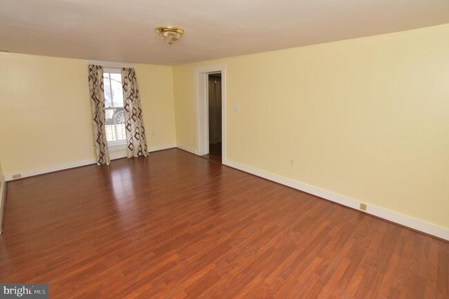 Photo - 5366 Main St