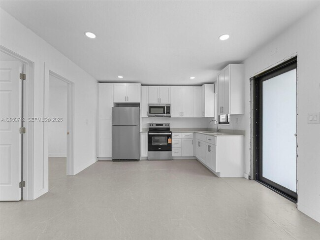 Photo - 1368 W 29th St Unidad 2