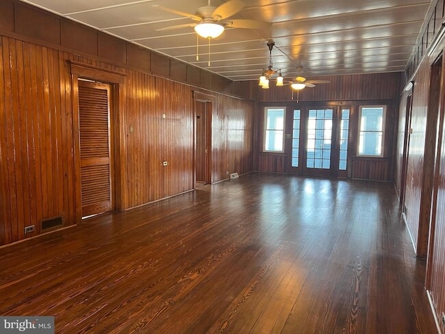 171 N River Dr
