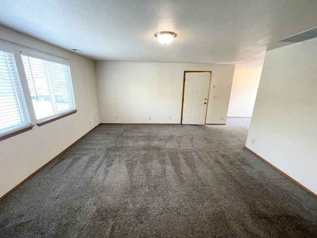 Building Photo - Beautiful 2 Bedroom 1 Bath Apartment- Close to BSU Unit 202