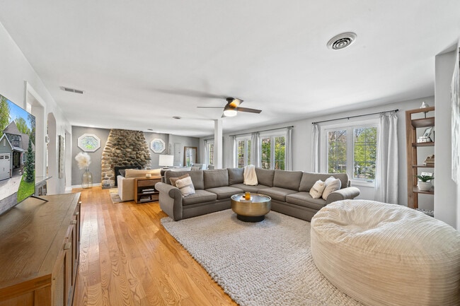Photo - 1069 Sauganash Dr