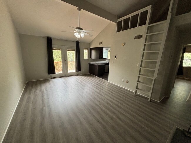 Building Photo - Beautiful 1/1 Just Minutes from Cascades P... Rental