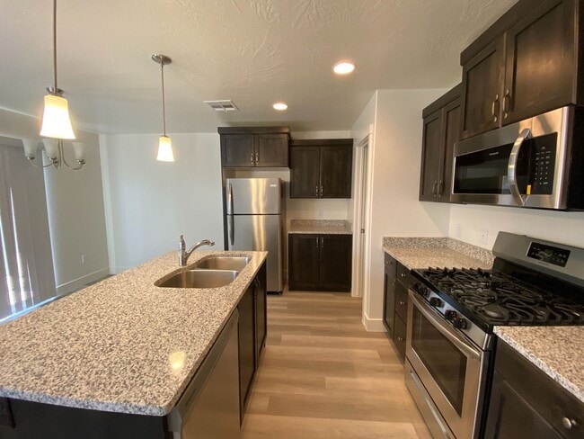 Photo - Beautiful 4 bed and 2.5 Bath in Desert Bluff Townhomes at Desert Canyons