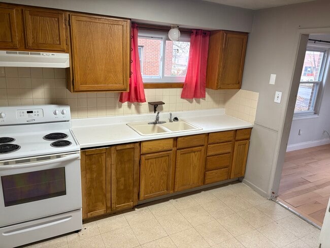 Kitchen - 1824 Bailey Rd