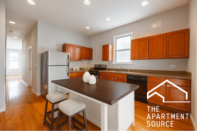 Building Photo - 2416 N Maplewood Ave Unit 1S