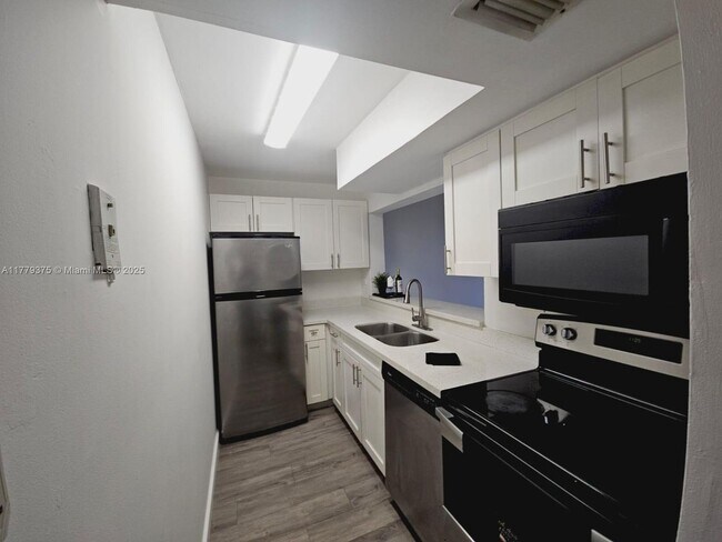 Building Photo - 1720 NW N River Dr Unit 113-113 Rental