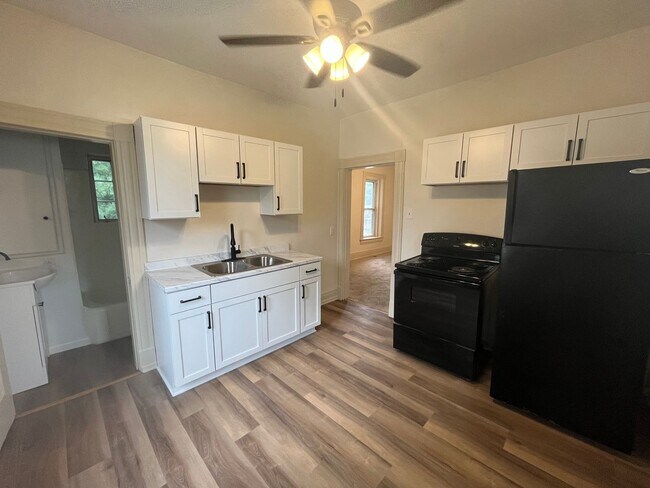 Photo - 215 W Elm St Unit Up