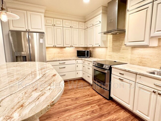 Photo - 3273 Sutton Pl NW