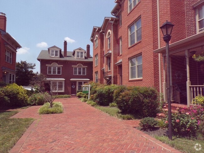 Building Photo - Bright and Cozy Two Bedroom Condo, One Blo...