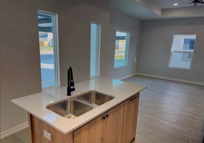 Photo - 705 N Emerald Ave Unit 4