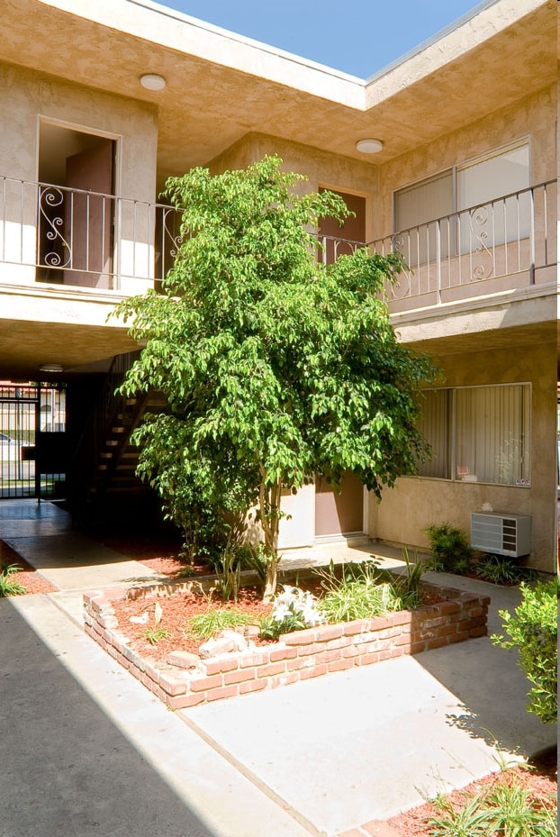 Photo - Vanowen Plaza Apartments