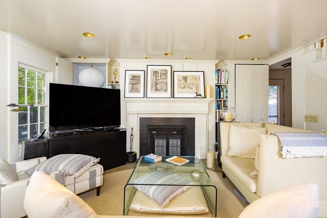 Photo - 4 Cozzens Ln