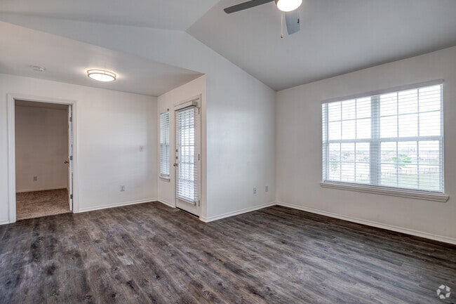 2BR, 2BA - 828SF A