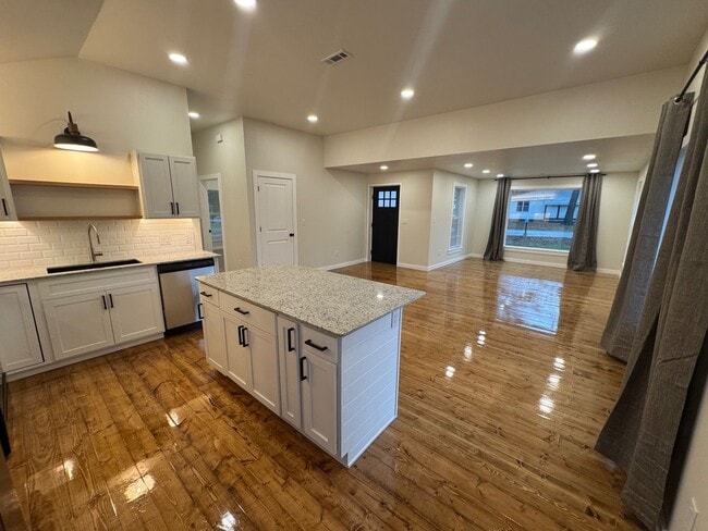 Building Photo - STUNNER within walking distance of Downtown Siloam Springs