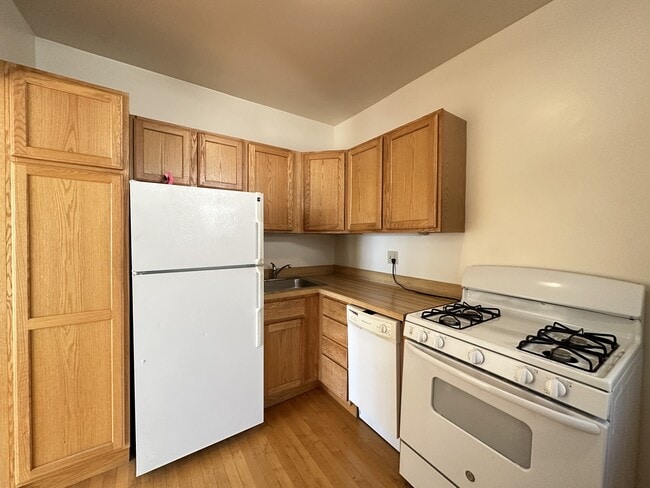 Building Photo - 4301 N Francisco Ave Unit G07C