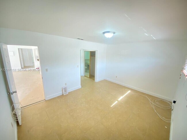 Photo - 881 W 37th St