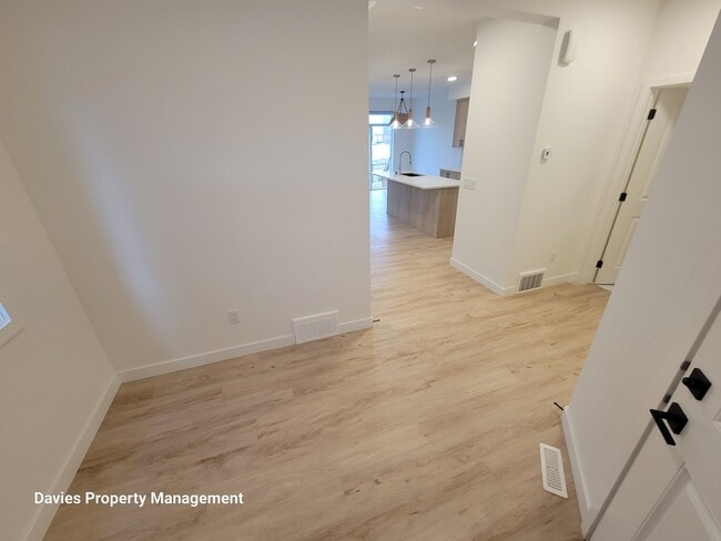 Photo - 16230-16219 19 Ave SW