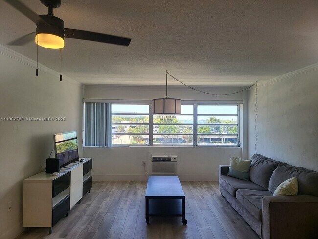 Photo - 220 Kings Point Dr Rental