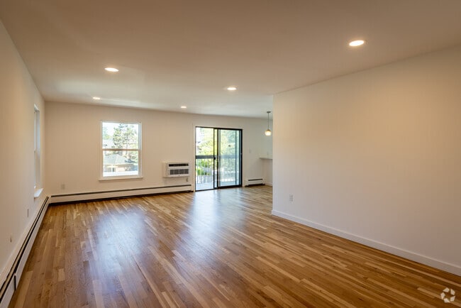 1BR, 1BA - 950SF