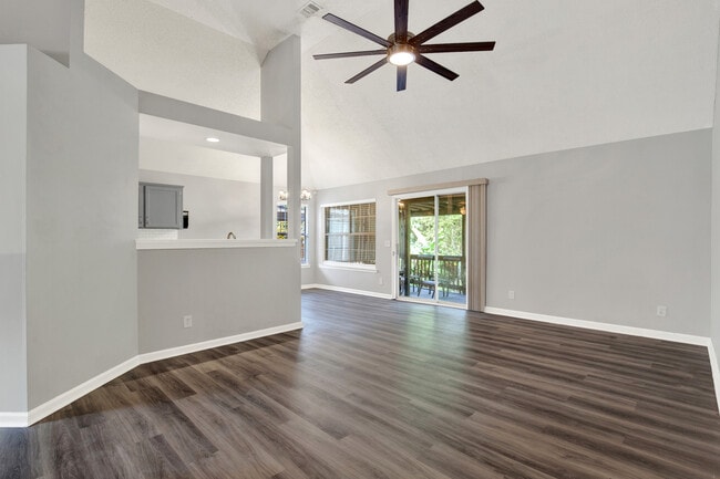 Photo - 111 Teakwood Dr